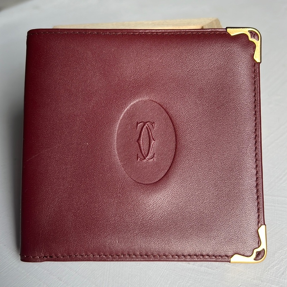 Auth. Must De Cartier Leather Bifold Wallet Bordeaux Gold Tone corners w. Card